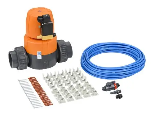 Grünbeck PVC-Membranventil in orange-schwarz mit Zubehör, einschließlich PVC-Rohren, Verbindungselementen und Montageschrauben für Installationen.